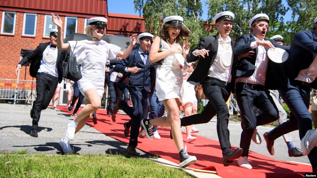 Para pelajar merayakan kelulusan dari SMA mereka seperti biasa di Stockholm, Swedia, Rabu (3/6). 