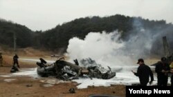 16일 한국 강원도 철원군 갈말읍 지포리 사격장에서 미군 헬기 1대가 추락한 가운데 소방대원 등이 진화작업을 벌이고 있다.