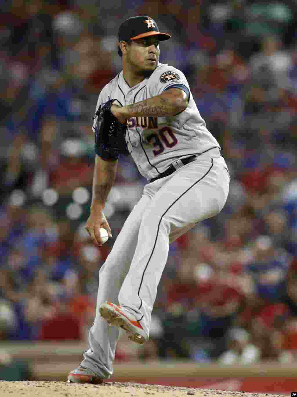 El lanzador de los Astros, Héctor Rondón, nació en Guatire, Venezuela y antes de integrarse a los Astros de Houston, jugó con los Chicago Cubs.