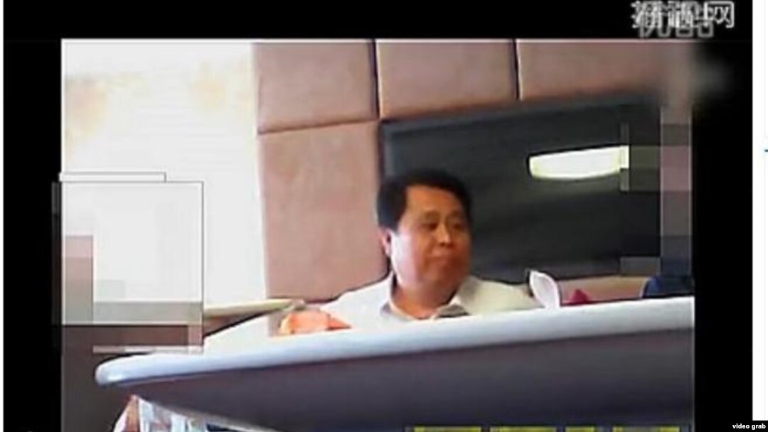 Hình ảnh bí thư đảng ủy Lương Văn Dũng ở thành phố Cô Sơn Tử trong đoạn video quay lén, sau đó đã được tải lên trang Sina