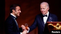 Presiden AS Joe Biden dan Presiden Prancis Emmanuel Macron saat keluarga Biden menjadi tuan rumah Macron untuk Makan Malam Kenegaraan di Gedung Putih, di Washington, AS, 1 Desember 2022. (Foto: Reuters)