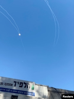 تصویری برگرفته از ویدئوی رهگیری یک موشک پرتاب شده به سوی خدرا در دومین هفته از دیگری ایران با آمریکا و اسرائیل