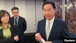 El primer ministro taiwanés, Joseph Wu, habla con la prensa en Taipéi, el 8 de diciembre de 2023.