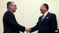 Jeffrey Feltman, Wakil Sekjen PBB untuk urusan politik (kiri) bertemu Menlu Korea Utara Ri Yong Ho, di Pyongyang, Kamis (7/12).