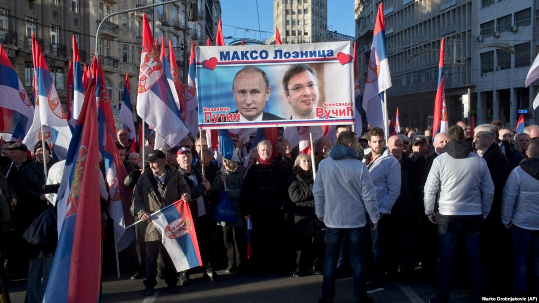 Pristalice ruskog predsednika Vladimira Putina i predsednika Srbije Aleksandra Vučića drže transparent sa njihovim likovima tokom skupa u Beogradu na dan Putinove posete, 17. januara 2019.