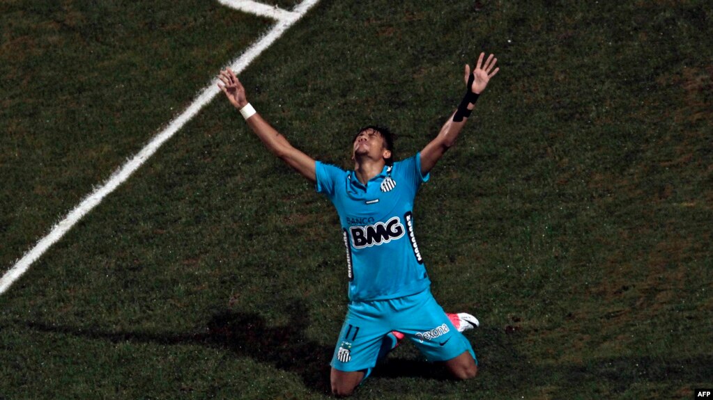 ARCHIVO - Neymar, del Santos FC de Brasil, celebra su gol contra el Corinthians de Brasil, durante el partido de vuelta de las semifinales de la Copa Libertadores 2012, en Sao Paulo, el 20 de junio de 2012.