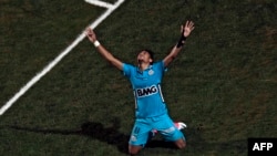 ARCHIVO - Neymar, del Santos FC de Brasil, celebra su gol contra el Corinthians de Brasil, durante el partido de vuelta de las semifinales de la Copa Libertadores 2012, en Sao Paulo, el 20 de junio de 2012.