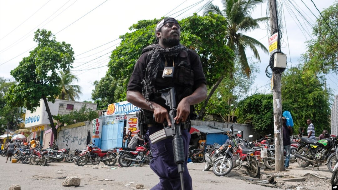 Umuporisi wa Haiti ariko arasa ashwiragiza ibigwi vy'abanyagihugu i Port-au-Prince, Haiti, kw'itariki ya 23/10/2021