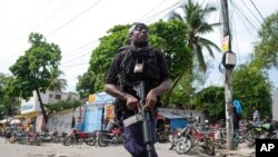  Un policier tentant de disperser la foule à Port-au-Prince, le 23 octobre 2021.