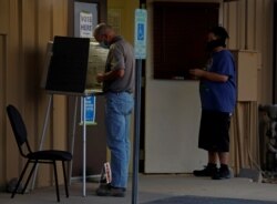 Electores votando en persona en Marana, Arizona, en la elección presidencial del 3 de noviembre de 2020.