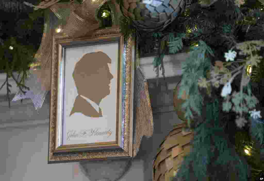 El perfil del expresidente&nbsp;John F.Kennedy en un cuadro navideño, como decoración en la Casa Blanca.