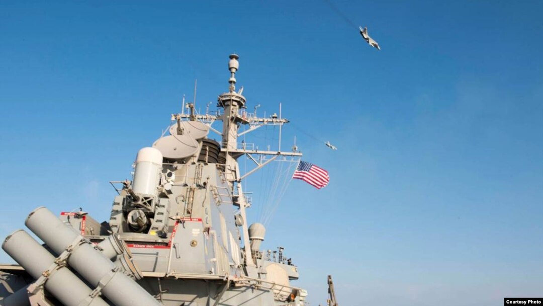 Dua pesawat tempur Rusia Sukhoi Su-24 tampak terbang dekat sekali dengan posisi kapal perusak AS USS Donald Cook' di perairan internasional, Selasa (12/4).