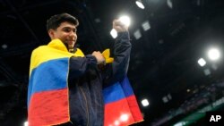 El colombiano Ángel Barajas celebra tras ganar la medalla de plata en la barra fija de los Juegos Olímpicos de París, el lunes 5 de agosto de 2024.