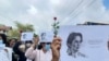 缅甸德林达依地区朗隆镇的示威者2024年6月19日手举印有昂山素季肖像和名言的标语，庆祝她的79岁生日。