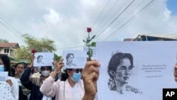 缅甸德林达依地区朗隆镇的示威者2024年6月19日手举印有昂山素季肖像和名言的标语，庆祝她的79岁生日。