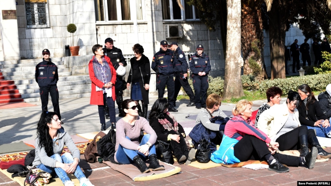 Protest majki ispred crnogorske skupštine