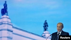 2014年11月18日，俄罗斯总统普京在莫斯科向人民阵线的支持者讲话。