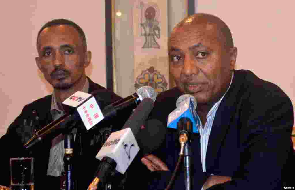 Ethiopian government spokesman Bereket Simon (R) makes the official announcement of Meles&#39; death in Addis Ababa, August 21, 2012.