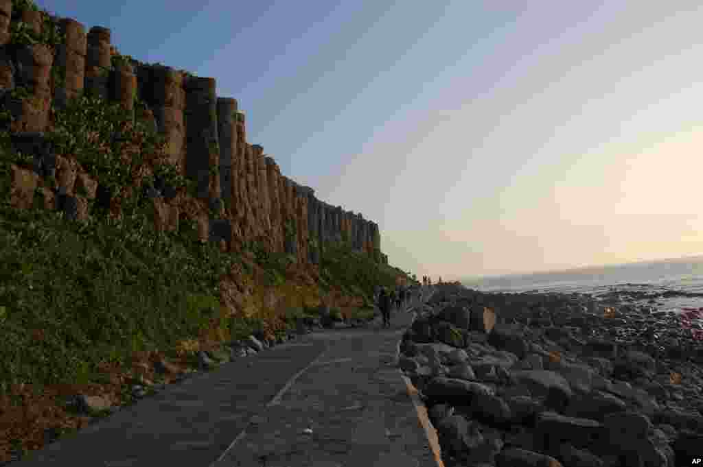 夕阳下的桶盘屿的玄武岩巨柱、海潮和石滩