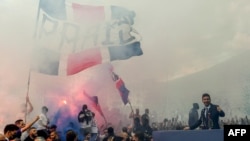 L'attaquant argentin du Paris Saint-Germain Lionel Messi salue les supporters rassemblés devant le stade du Parc des Princes après sa première conférence de presse officielle en tant que joueur du PSG à Paris, en France.