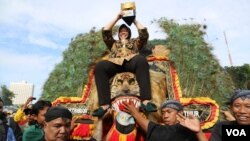 Walikota Surabaya Tri Rismaharini membawa piala Adipura Kencana dalam kirab keliling kota (12/6). (VOA/Petrus Riski)