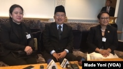 Wakil Presiden Jusuf Kalla didampingi Menteri Koordinator Bidang Pembangunan Manusia dan Kebudayaan Puan Maharani (kiri) dan Menteri Luar Negeri Retno Marsudi (kanan) memberikan keterangan pers di sela Sidang Umum PBB di New York, Kamis, 21 September 2017. (Made Yoni/VOA)