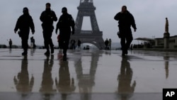 Des policiers français patrouillent vers la Tour Eiffel à Paris, le 7 mai 2017.