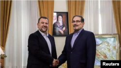 یک مقام حماس در حال دست دادن با علی شمخانی، دبیر شورای عالی امنیت ملی در ایران - آرشیو