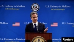 우크라이나 사태 논의를 위해 유럽 6개국을 순방중인 토니 블링컨 미 국무장관이 6일 몰도바 주재 미국대사관 직원들에게 연설하고 있다. 