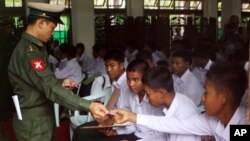 စက်တင်ဘာ ၂၀၁၂ တုန်းက မြန်မာစစ်တပ်က အသက်မပြည့်သေးတဲ့ ကလေးစစ်သားတွေကို မိဘထံပြန်လည်အပ်နှံတဲ့အခမ်းအနားတွင် တွေ့ရစဉ်။