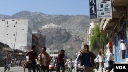 Para demonstran anti-pemerintah di Taiz menyelamatkan diri dari tindakan brutal pasukan keamanan Yaman (31/5).