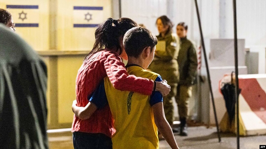 Foto divulgada por las Fuerzas de Defensa de Israel muestran a un niño israelí liberado por Hamás al reunirse con su madre el 28 de noviembre de 2023.