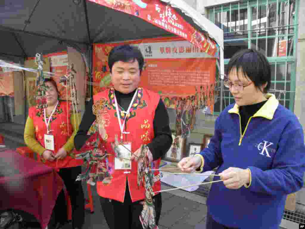 台湾民众学习操弄皮影