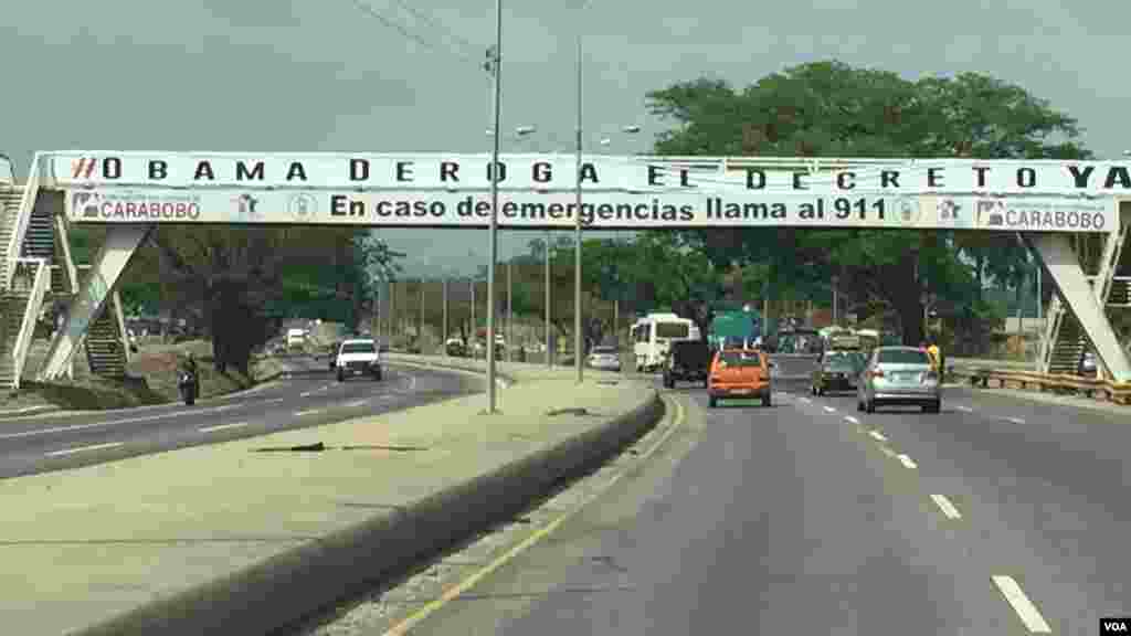 En todo el país el gobierno desplegó una campaña contra el decreto aprobado por el presidente de Estados Unidos, Barack Obama. [Foto: Carolina Alcalde/VOA]