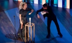 ARCHIVO - Carrie Underwood y Keith Urban, en los premios de la Academia de Música Country el 16 de septiembre de 2020.