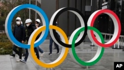 Cincin olimpiade di dekat Stadion Nasional di Tokyo, Jepang, 4 Maret 2020. (Foto: dok).