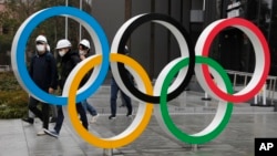 Logo "Cincin olimpiade" di dekat stadion nasional di Tokyo, Jepanf, 4 Maret 2020. (Foto: dok). 