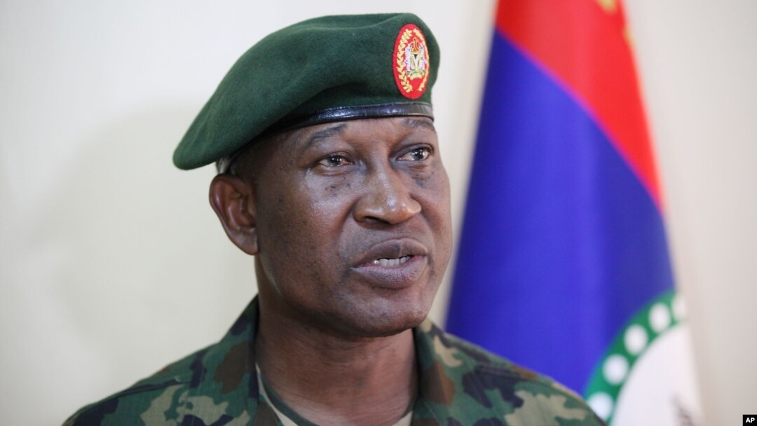 Nigeriya armiyasi matbuot kotibi, general Kris Olukolade jurnalistlar bilan savol-javob qilmoqda.