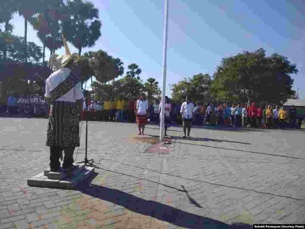 Puluhan perempuan ikut memperingati Ulang Tahun ke-73 Republik Indonesia di Nusa Tenggara Timur mengibarkan bendera merah putih dan pawai.(Foto: Sekolah Perempuan)