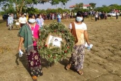 지난달 10일 미얀마 펄 마을에서 미얀마 군부 쿠데타에 맞서 투쟁하다 살해된 시인 켓 띠의 장례식이 열렸다.