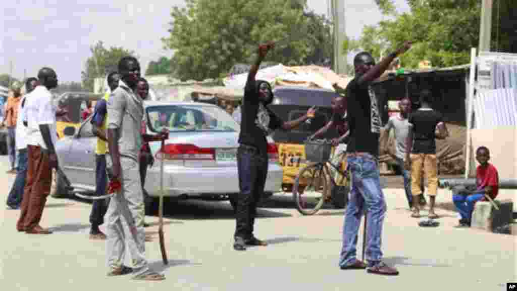 'Yan bangan Fararen Hulan JTF suna anfani ne da kulake da sanduna da makaman da aka sarafa cikin gida suna sintiri a kan titunan Maiduguri, Najerya.