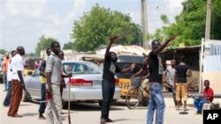 'Yan bangan Fararen Hulan JTF suna anfani ne da kulake da sanduna da makaman da aka sarafa cikin gida suna sintiri a kan titunan Maiduguri, Najerya.