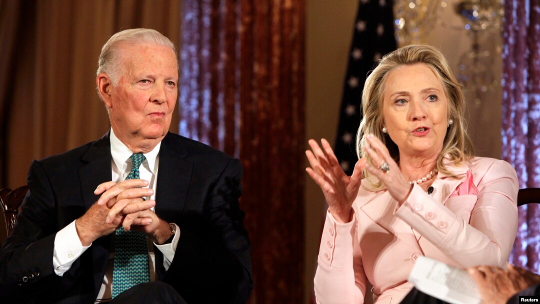 Mantan menteri-menteri luar negeri AS James Baker dan Hillary Clinton.
