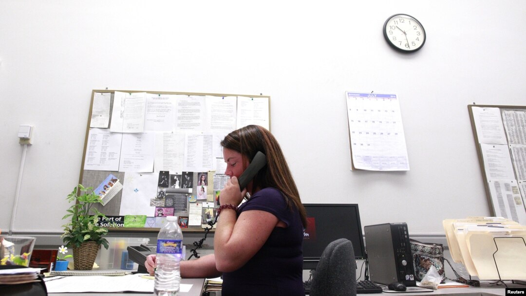 Seorang pegawai sedang menjawab panggilan telepon di kantor Dewan Kota di Scranton, Pennsylvania, AS. (Foto: Dok)