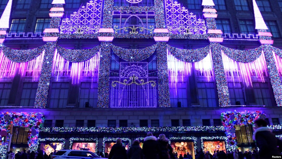 Toko Saks Fifth Avenue di Manhattan menjelang liburan natal di New York, 27 November 2016. 