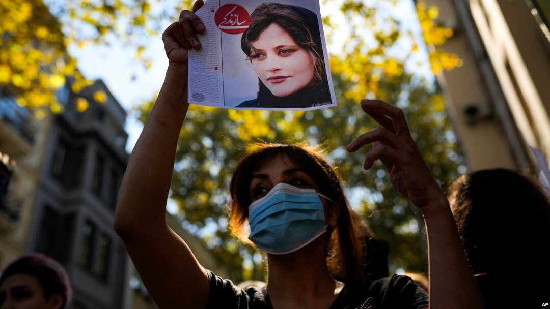  استنبول ترکی میں ایران کے جنرل قونصلیٹ کے سامنے ایک خاتون احتجاج میں شریک ہے۔ اس نے ہاتھ میں پلے کارڈ اٹھا رکھا ہے، جس پر فارسی میں لکھا ہے کہ کیا یہ ارشاد ہے؟۔ ایران کی اخلاقیات نافذ کرنے والی پولیس کو فارسی میں گشت ارشاد کے نام سے جانا جاتا ہے۔ فوٹو اے ہی 