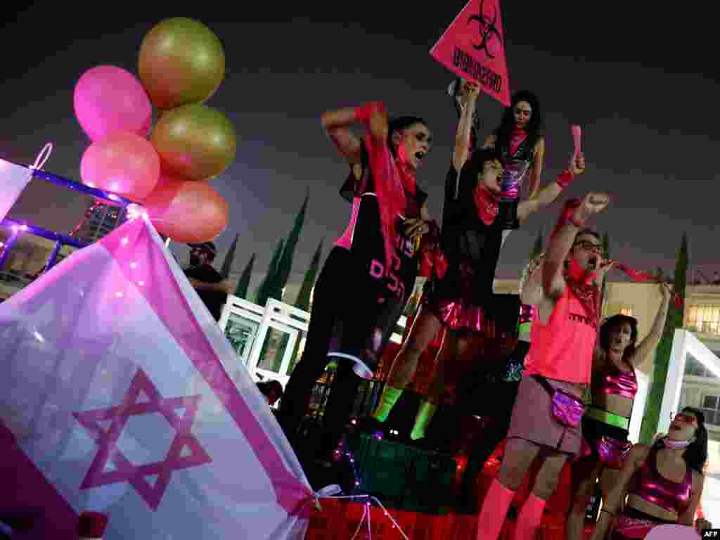 이스라엘의 해안도시 텔아비브에서 청소년들이 신종 코로나바이러스 재확산 방역을 위해 전국적으로 실행될 봉쇄 조처에 반대하는 시위를 하고 있다.