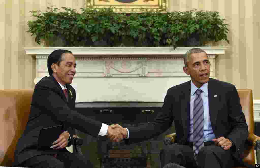 Presiden Joko Widodo berjabat tangan dengan Presiden AS Barack Obama dalam pertemuan di Oval Office, Gedung Putih di Washington, DC (26/10). (AP/Susan Walsh)