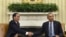 Presiden Joko Widodo (kiri) bersalaman dengan Presiden Barack Obama ketika bertemu di Gedung Putih, Washington. Ini adalah kunjungan pertama Presiden Jokowi ke Amerika.