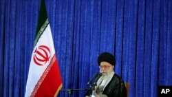 Pemimpin Tertinggi Iran Ayatollah Ali Khamenei memberikan sambutan dalam upacara memperingati 27 tahun kematian Ayatollah Ruhollah Khomeini di Teheran, Iran (3/6).